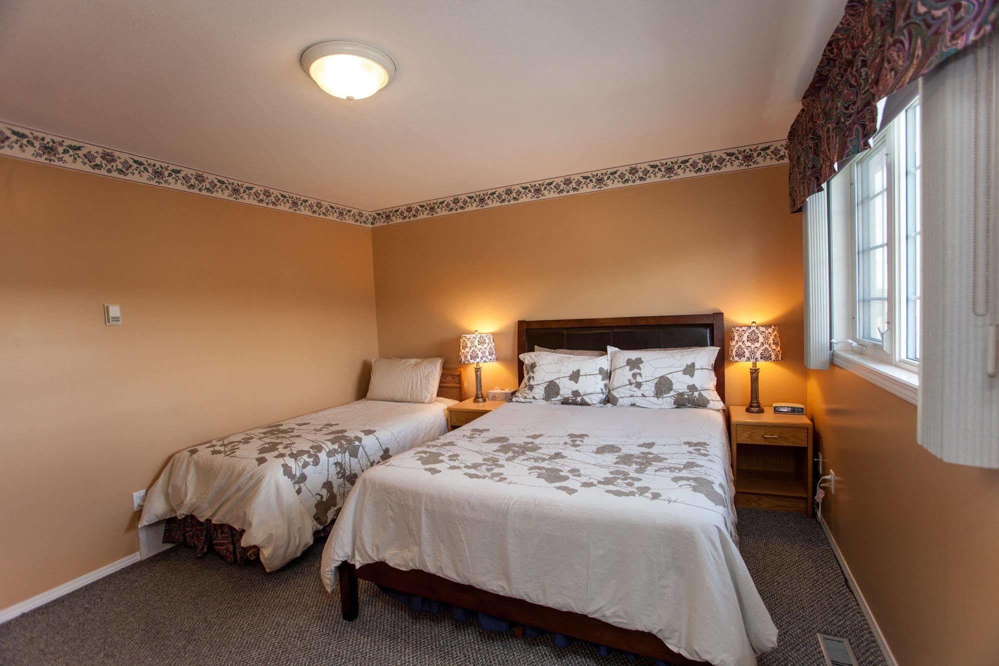 ווייטהורס Midnight Sun Inn מראה חיצוני תמונה